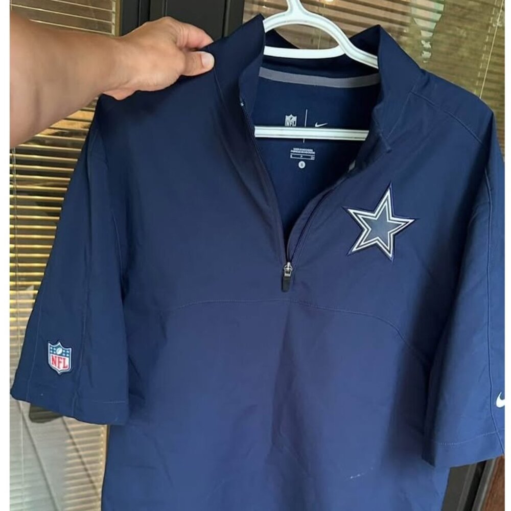 Nike dri fit On Field Apparel Dallas Cowboys pullover jacket. Men’s small